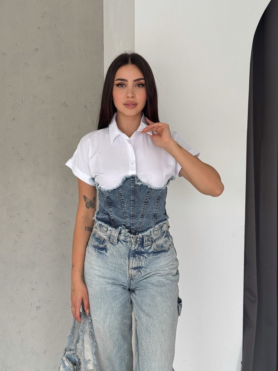 Wit cropt overhemd met denim corset