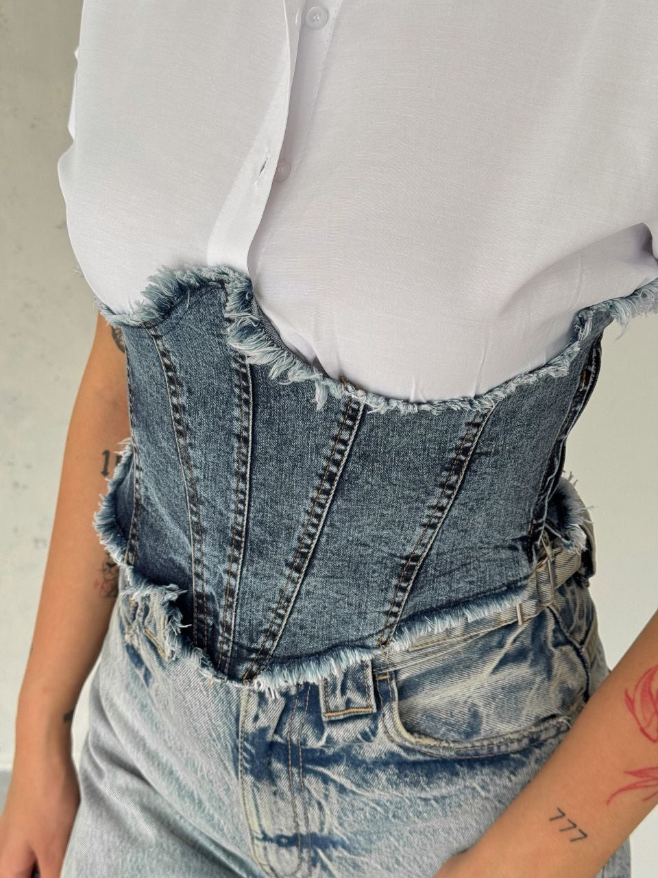 Wit cropt overhemd met denim corset
